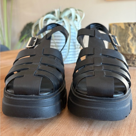 Wild Pair ‘Hereaa’ Black Strappy Fisherman Sandal Vegan W 10 Like New - Picture 4 of 10